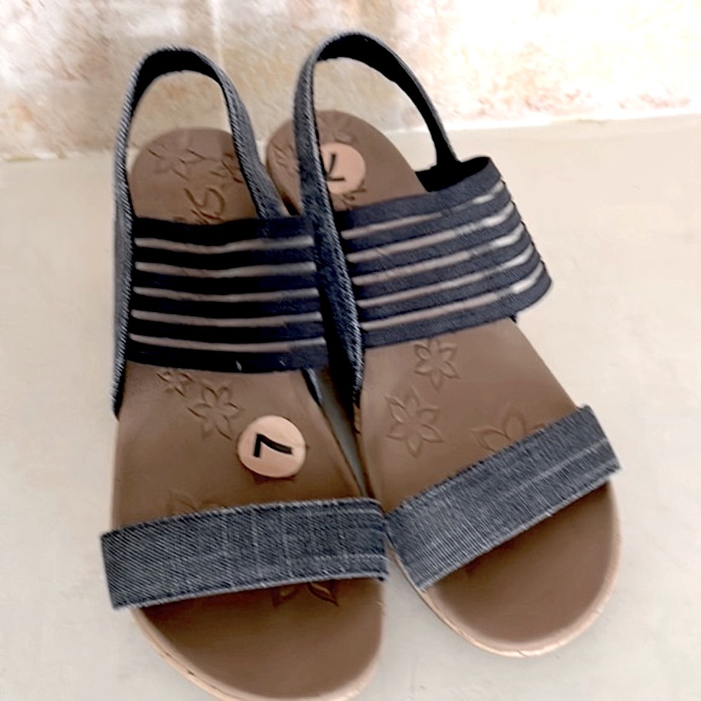 Skechers Comfort Wedge Sandal Luxe Foam Beachy Size 7 Blue Denim Beverley